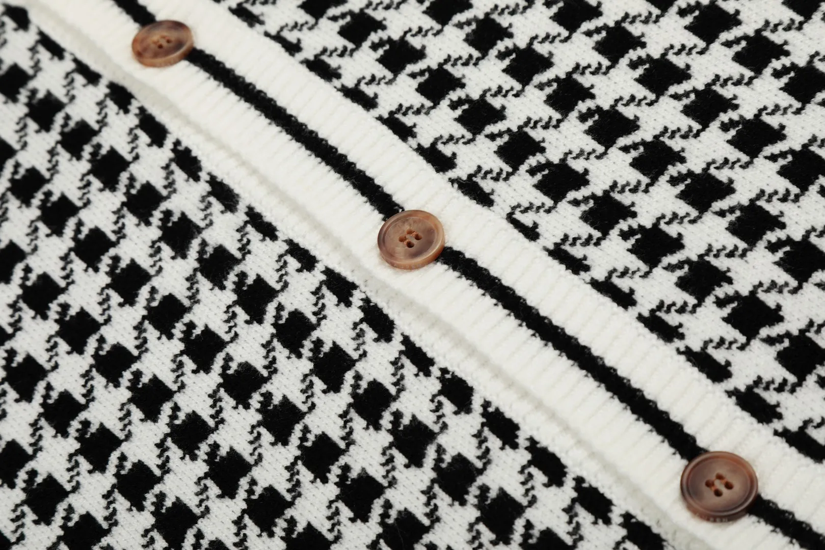 P250 Top quality" Style number: DS807# (not off the shelves all year round) [Ralph Lauren houndstooth pony embroidery logo men's style round neck knitted cardigan] ✅Ralph Lauren Ralph Lauren classic basic versatile men's style houndstooth plaid knitted cardigan jacket ✅Main supplier platform live broadcast Wholesale entities Out of stock will be replenished Not off the shelf ✅ZP quality 1:1 pattern making Scan the code to enter the GF website Counter quality ✅Details and quality are the only one in Guangzhou. Imported quality. Focus on high-end. Cost-effective. Needless to say good quality. ✅Restore the original version. The maximum size can be worn up to 200 pounds. Loose, comfortable and stress-free. ✅The upper body is simple and easy to put on. A must-have for male idols. Good-looking clothes are never picky. A must-have for male idols. Size: S-XL Color: Black White